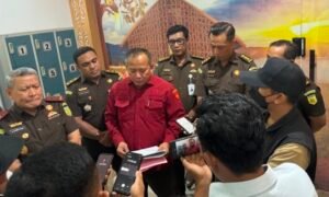 Kejati Pabar Tahan 3 Tersangka Perkara Dugaan Korupsi Pekerjaan Jalan Sebesar Rp.8,5 Miliar