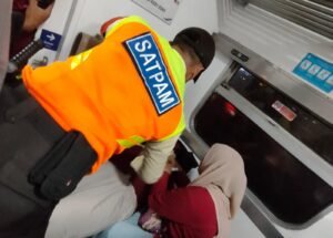 Jelang Nataru 2025, Kereta Api Commuter Geger Seorang Perempuan Pingsan