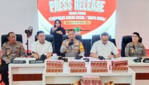 Polisi Gagalkan Ratusan Koli Rokok Ilegal Dibalik Ikan Asin