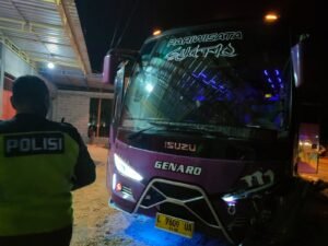 Bus Pariwisata Genaro Tabrak Mobil Wartawan Hingga Ringsek