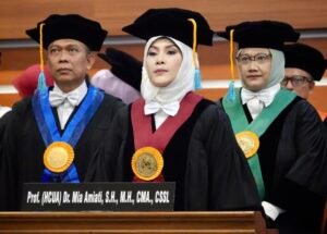 Kajati Jatim Mia Amiati Dikukuhkan jadi Guru Besar Kehormatan Unair