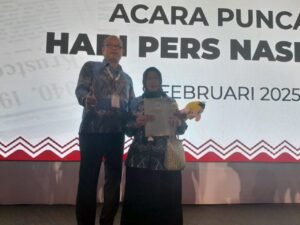 Umi Sjarifah Terima Penghargaan PCNO dari PWI