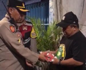 Cegah Ranmor, Kapolsek Simokerto Bagikan Kunci Ganda di Kampung Rawan Maling
