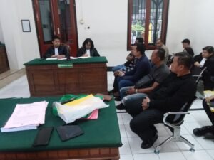 Oleng dan Jatuh Karena Oli, Seorang Mahasiswa Tewas Terlindas Trailer