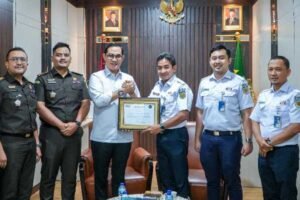 Kejari Jakarta Pusat Raih Penghargaan dari PT KAI Daop 1 Jakarta