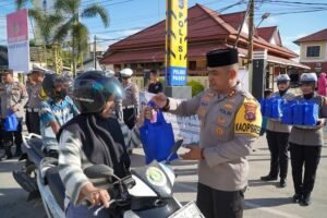 Kapolres Paser Bagi-bagi Takjil, Momen Membahagiakan Pengguna Jalan di Bulan Ramadhan