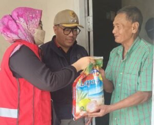 Dharma Wanita Bersama Lurah Tambak Wedi Bagikan Sembako di Bulan Ramadhan