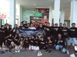 Marmoyo Community Bagikan Ratusan Takjil di Depan Pasar Sememi Surabaya