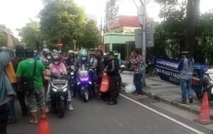 Komunitas Selatan Keras Berbagi Ratusan Takjil ke Para Pengendara Jalan