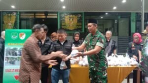 Koramil 01 Taman Sari Bersama FKPM, Mitra Jaya, dan Citra Bhayangkara Bagikan 200 Takjil