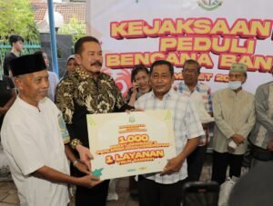 Kejaksaan Peduli, Berikan Bantuan Kepada Masyarakat Bekasi yang Terdampak Banjir