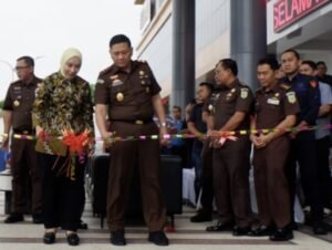 Peduli Sesama, Kajati Kaltim Buka Bazar Murah Ramdhan 2025 dan Bagi Takjil