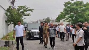 Viral Dugaan Penahanan Ijazah Karyawan, Wamenaker RI Sidak UD Sentosa Seal di Surabaya