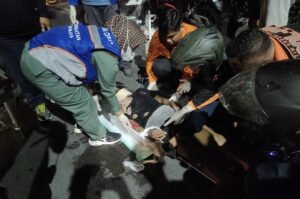 Seorang Pemotor Luka Parah Usai Keserempet Truk Bermuatan Air Galon Cleo