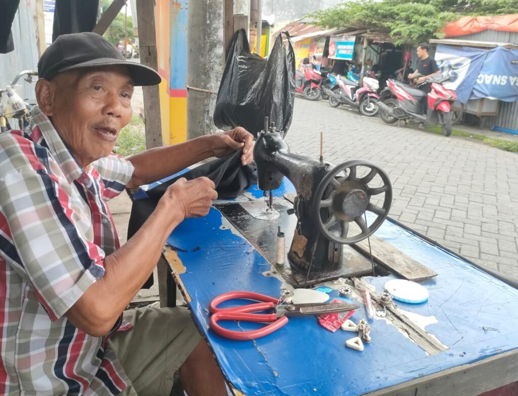 Demi Sesuap Nasi, Penjahit Lansia di Surabaya Rela Ngonthel Pagi dan Sore Berjarak 1 Km