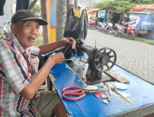 Demi Sesuap Nasi, Penjahit Lansia di Surabaya Rela Ngonthel Pagi dan Sore Berjarak 1 Km