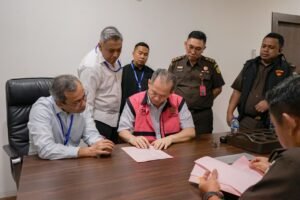 Kejagung Serahkan 9 Tersangka dan Barang Bukti Kasus Korupsi Impor Gula ke Kejari Jakarta Pusat