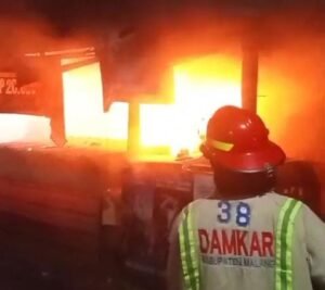 Diduga Konsleting Listrik, 4 Toko di Pasar Singosari Ludes Dilalap Api
