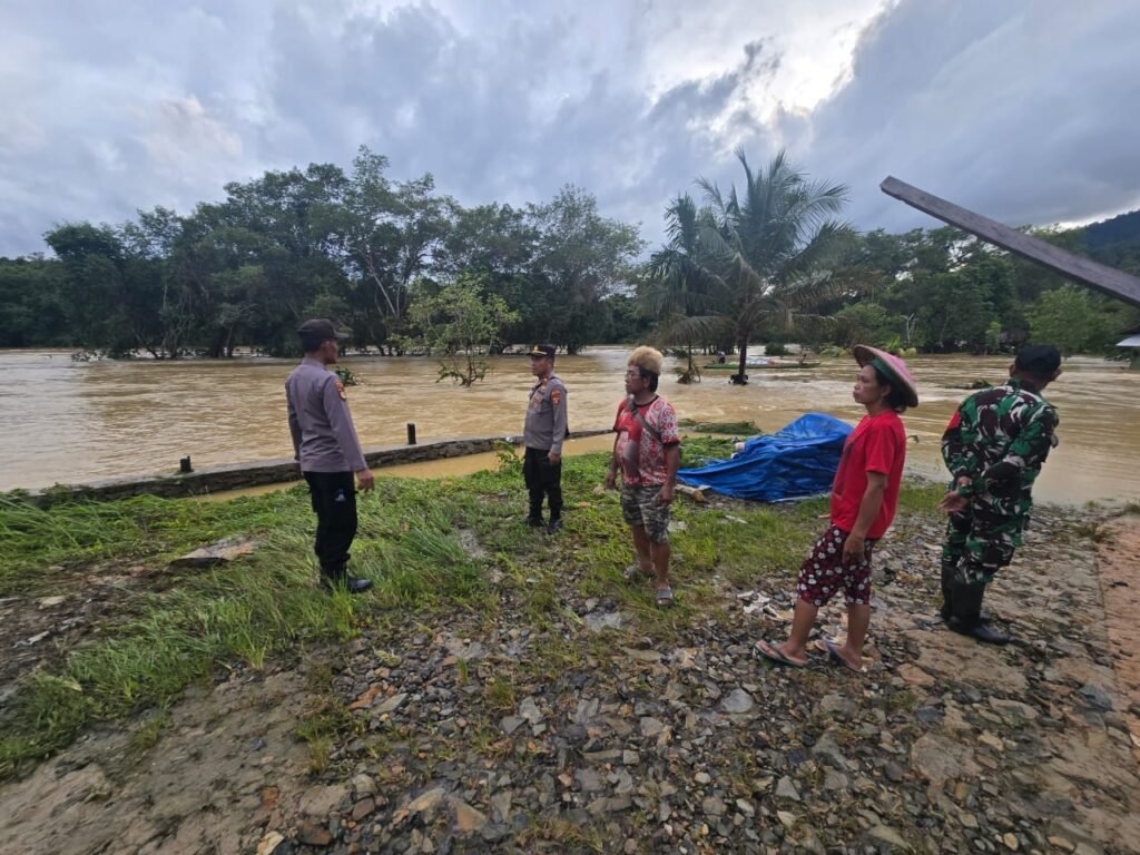 Banjir di Long Ayap, Kapolsek Segah Tinjau Lokasi dan Berikan Bantuan