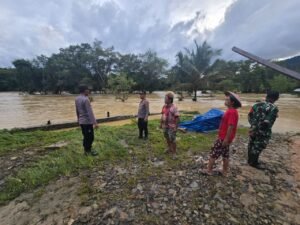 Banjir di Long Ayap, Kapolsek Segah Tinjau Lokasi dan Berikan Bantuan