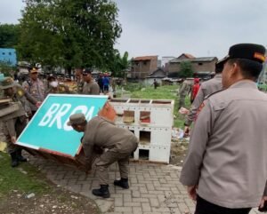 Ajang Judi Merpati di Makam Rangkah Surabaya Diberantas Polisi
