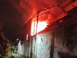 Diduga Konsleting Listrik, Pabrik Kecap Kenarie di Surabaya Kebakaran