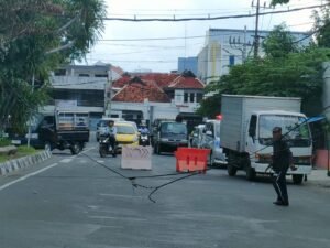 Tukang Rombeng di Surabaya Gergaji Kabel Telkom yang Melintang Tersenggol Bak Truk
