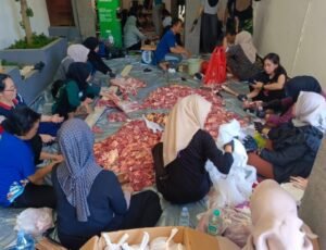 Hari Raya Idul Adha, Kejari Tanjung Perak Berbagi Daging Kurban ke Masyarakat Sekitar