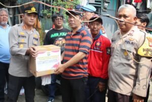 Peduli Korban Kebakaran Krukut, Polres Jakbar dan Polsek Tamansari Salurkan Bantuan dan Trauma Healing
