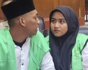 Pasutri Kasus Ranmor ini Melepas Rindu di Ruang Sidang PN Surabaya