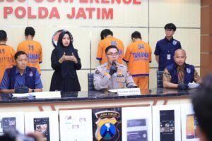 Polisi Amankan 4 Orang Admin dan Anggota Group WA Gay di Surabaya
