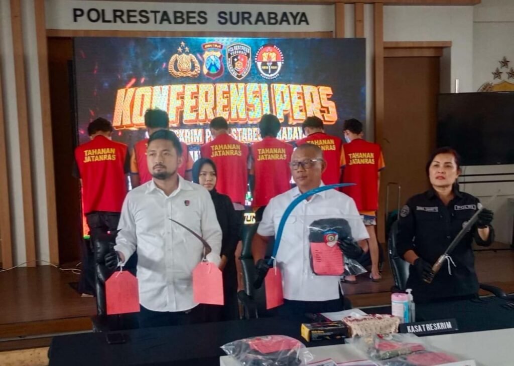 Polrestabes Surabaya Pamer Kasus pengeroyokan berdarah di Kawasan Wiyung