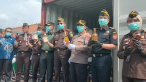 Kejaksaan Musnahkan Puluhan Ribu Miras Ilegal dan Pita Cukai Palsu di Petikemas Perak