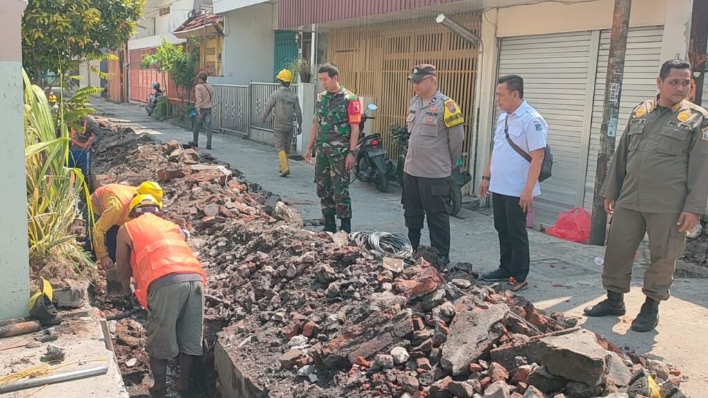 Lurah Kapasan Pantau Langsung Kelancaran Proyek Dakel