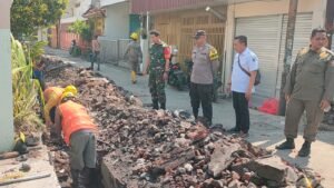 Lurah Kapasan Pantau Langsung Kelancaran Proyek Dakel