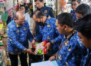Antisipasi Beras Oplosan, Pemkot Surabaya Sidak Pasar Tradisional dan Distributor Beras
