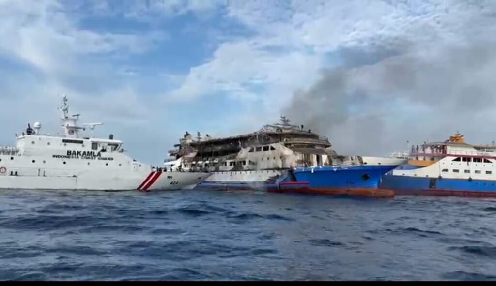 Bakamla Berhasil Evakuasi Korban Kebakaran KMP Barcelona 5 di Perairan Talise