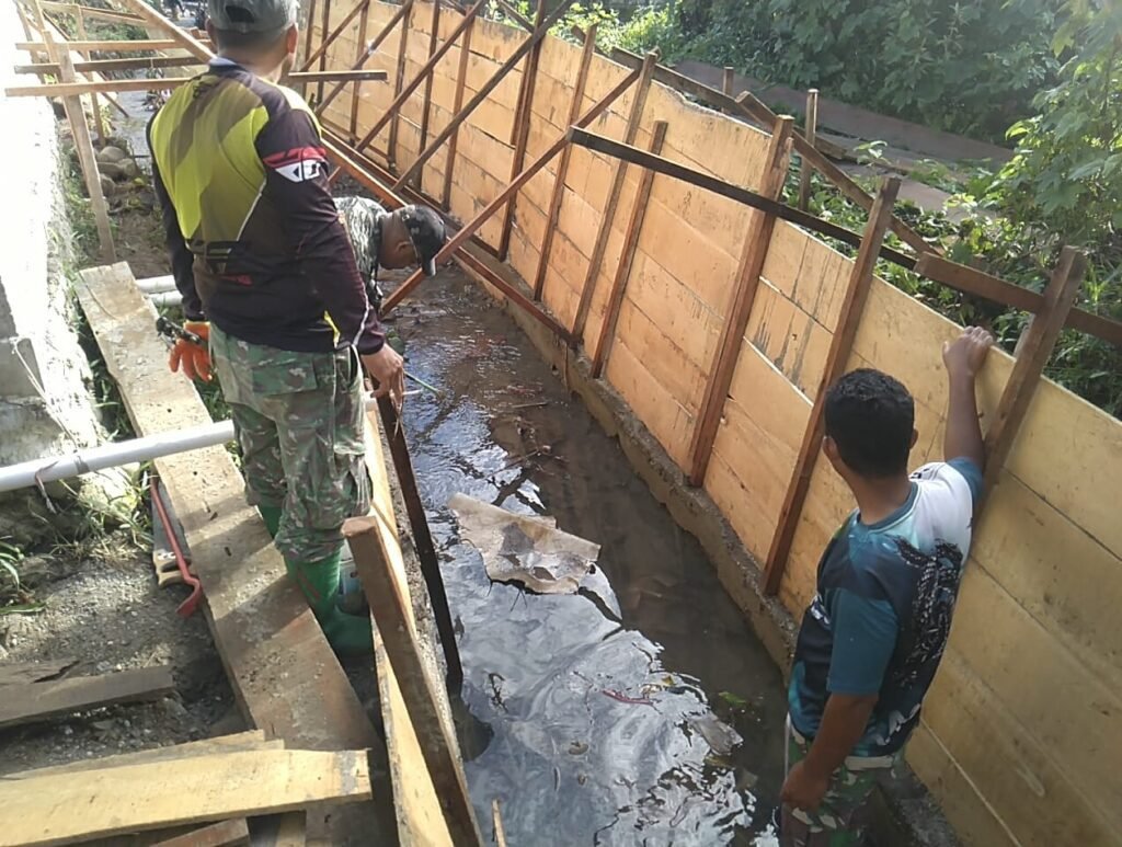 Satgas TMMD 125 Kodim 1506/Namlea Buat Reol/Drainase Raksasa di Desa Waenono
