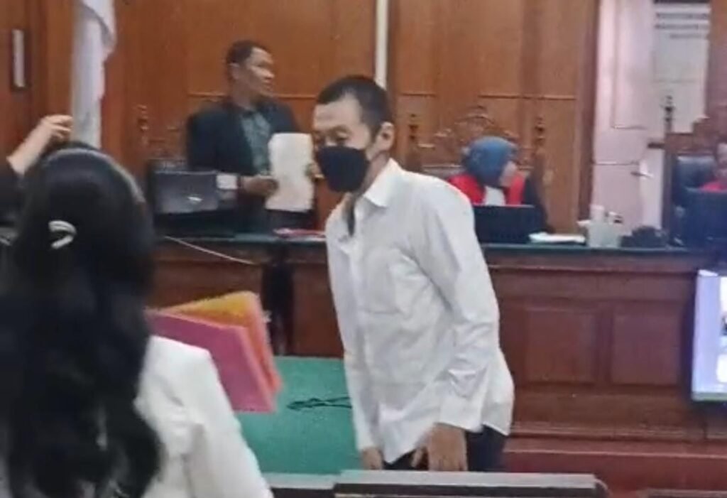 Wang Antony, Penjudi Bola Online Dihukum 7 Bulan dan HP Dirampas Negara