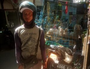 Terjatuh di Traffic Light, Motor Bakul Kerupuk di Surabaya Gagal Digondol Maling