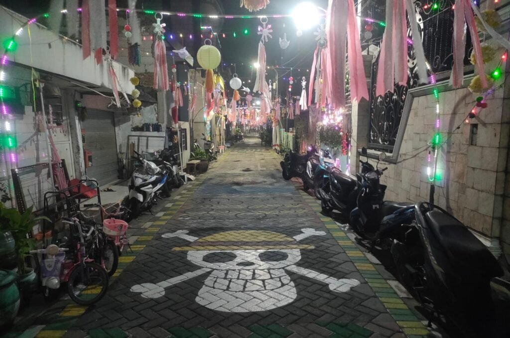 Sambut HUT RI ke 80, Gambar Mural One Piece Warnai Perkampungan Surabaya Utara