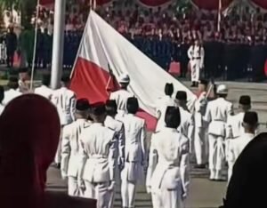Momen Upacara HUT RI ke 80, Pengibaran Bendera di Balai Kota Surabaya Terbalik