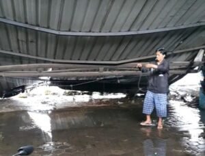 Hujan Angin, Atap Bengkel di Singosari Malang Ambruk