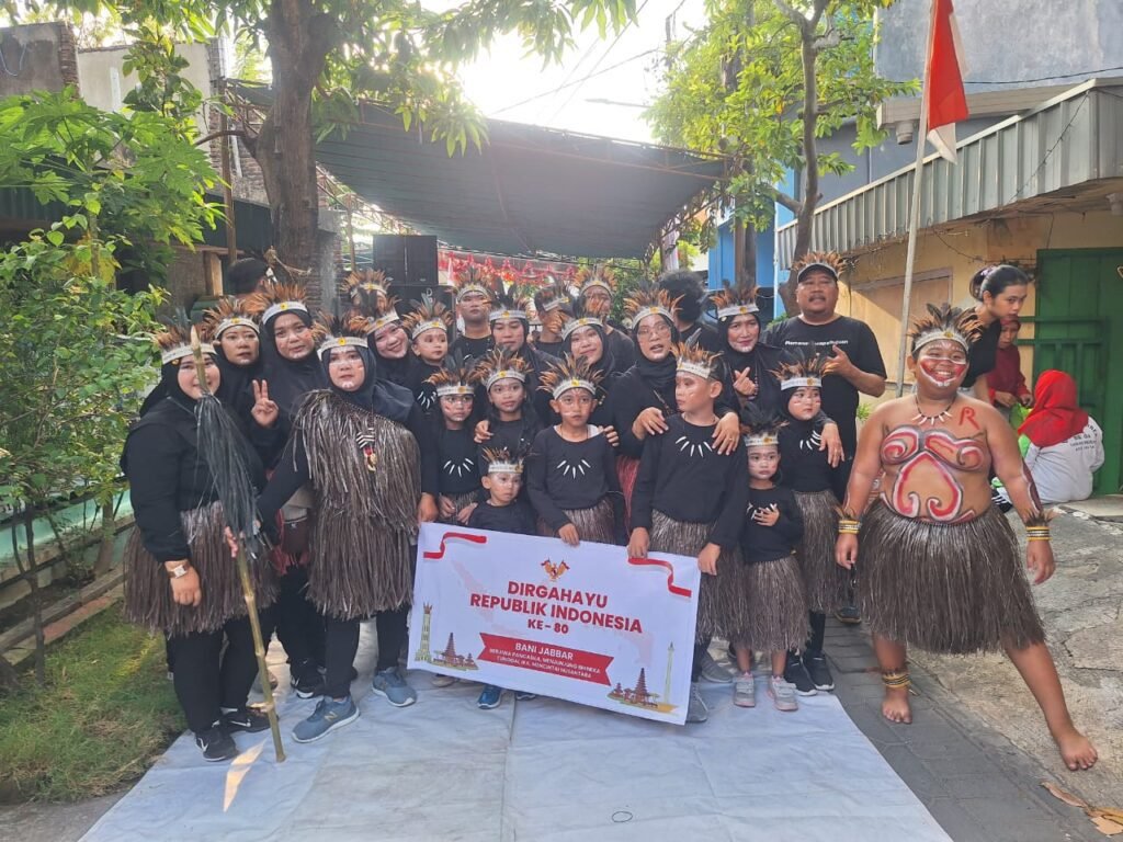 Jalan Sehat Berkostum Adat Meriahkan HUT RI ke-80 di Tanah Merah Kenjeran Surabaya