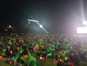 Doa Bersama, Ribuan Ojol Bakar Seribu Lilin di Halaman Polda Jatim