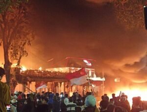 Memanas, Massa Demonstran Bakar Gedung Grahadi Surabaya dan Mapolsek Tegalsari