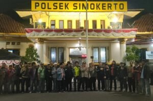 Hadapi Perusuh, Kapolsek Simokerto Bersama Masyarakat Kompak Jaga Surabaya