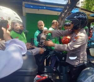 Aksi Simpati Polsek Simokerto ke Para Ojol Pasca Kerusuhan di Surabaya