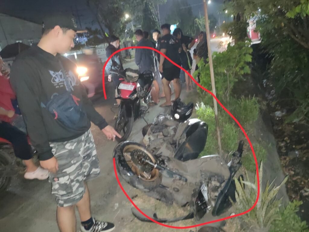 Braakk! Dua Motor Remuk Usai Kecelakaan Adu Banteng di Ponokawan Krian