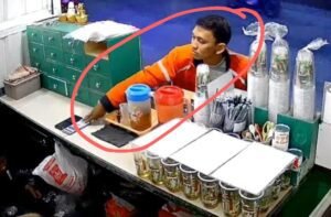 Terekam CCTV, Kurir Online di Sidoarjo Curi HP Penjaga Gerai Minuman